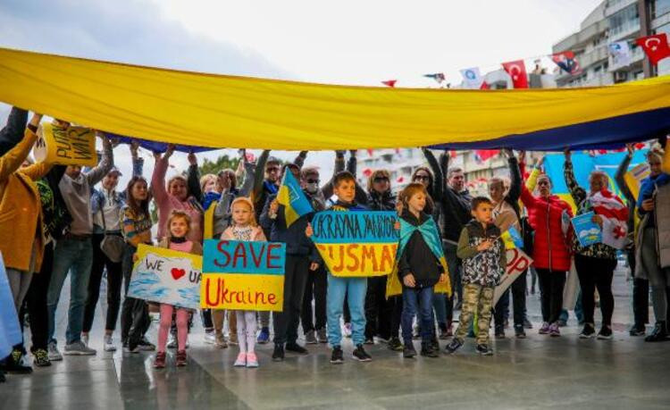 Yer: Antalya... Ukraynalılardan savaş protestosu!