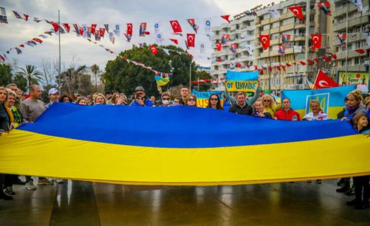 Yer: Antalya... Ukraynalılardan savaş protestosu!