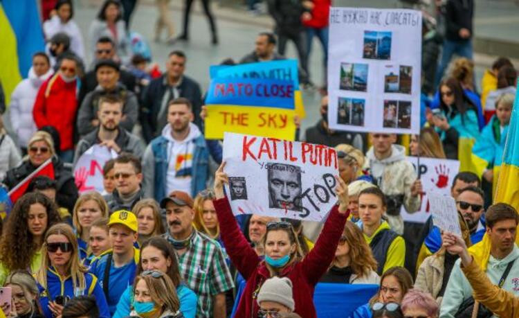 Yer: Antalya... Ukraynalılardan savaş protestosu!