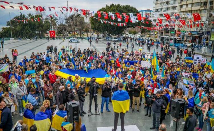 Yer: Antalya... Ukraynalılardan savaş protestosu!