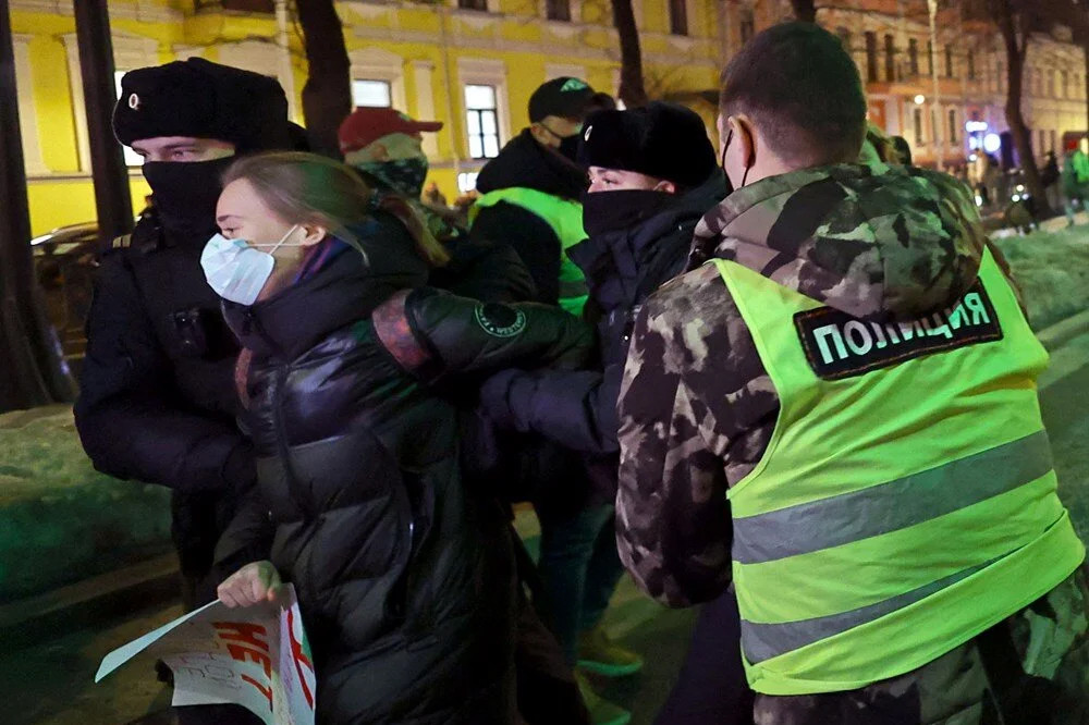 Savaş karşıtı protesto: Rusya'da 3 bin 500 kişiye gözaltı!