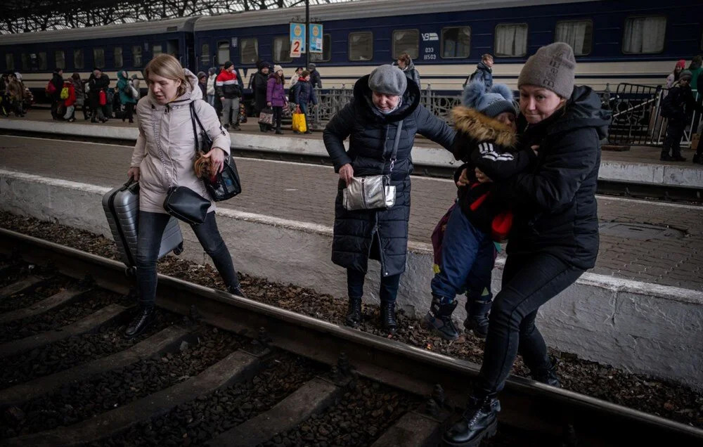 Savaştan kaçış: Tren istasyonlarında büyük yoğunluk!