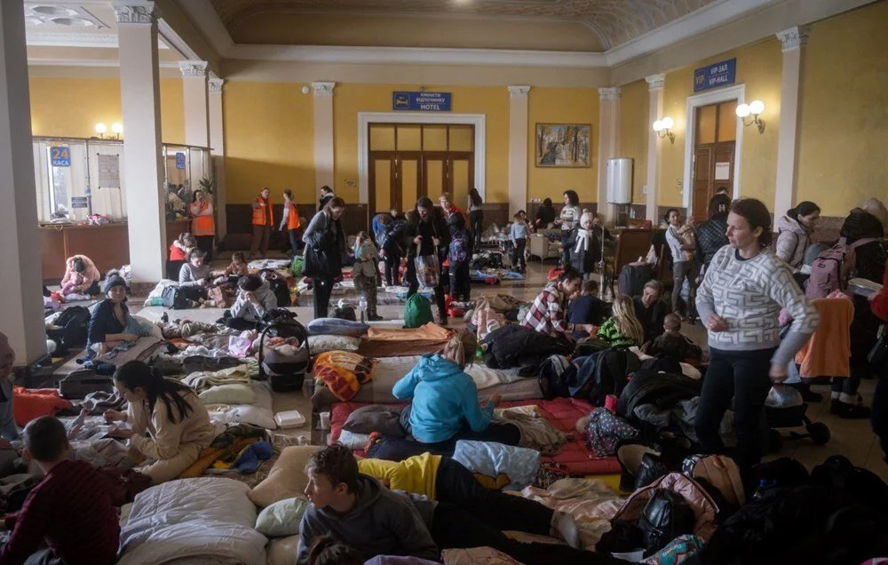 Savaştan kaçış: Tren istasyonlarında büyük yoğunluk!