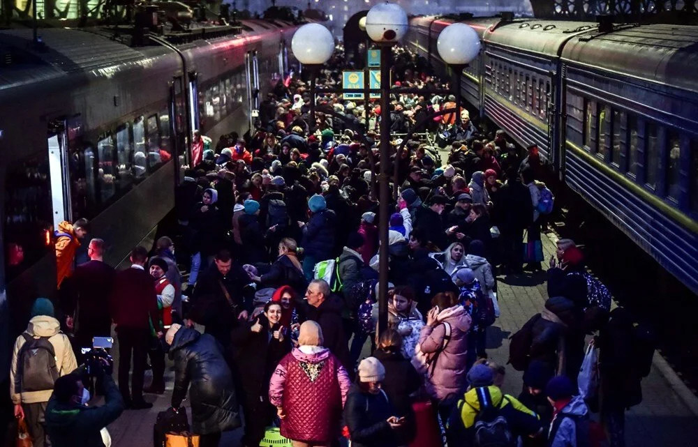 Savaştan kaçış: Tren istasyonlarında büyük yoğunluk!