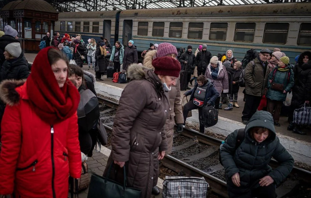 Savaştan kaçış: Tren istasyonlarında büyük yoğunluk!