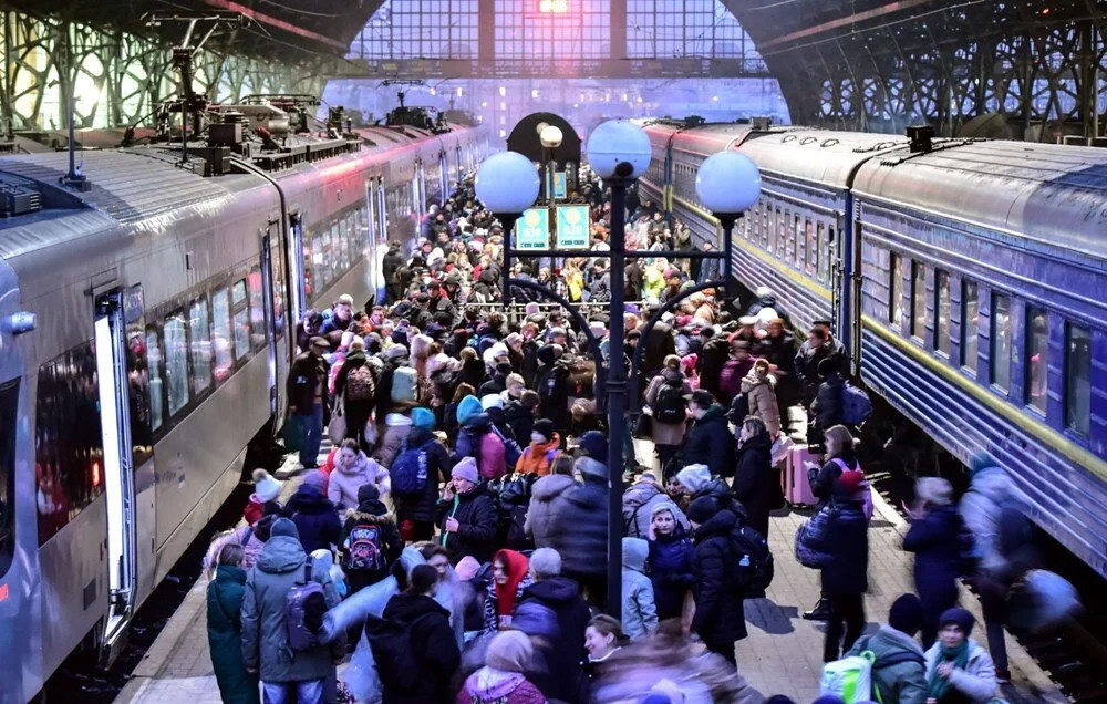 Savaştan kaçış: Tren istasyonlarında büyük yoğunluk!