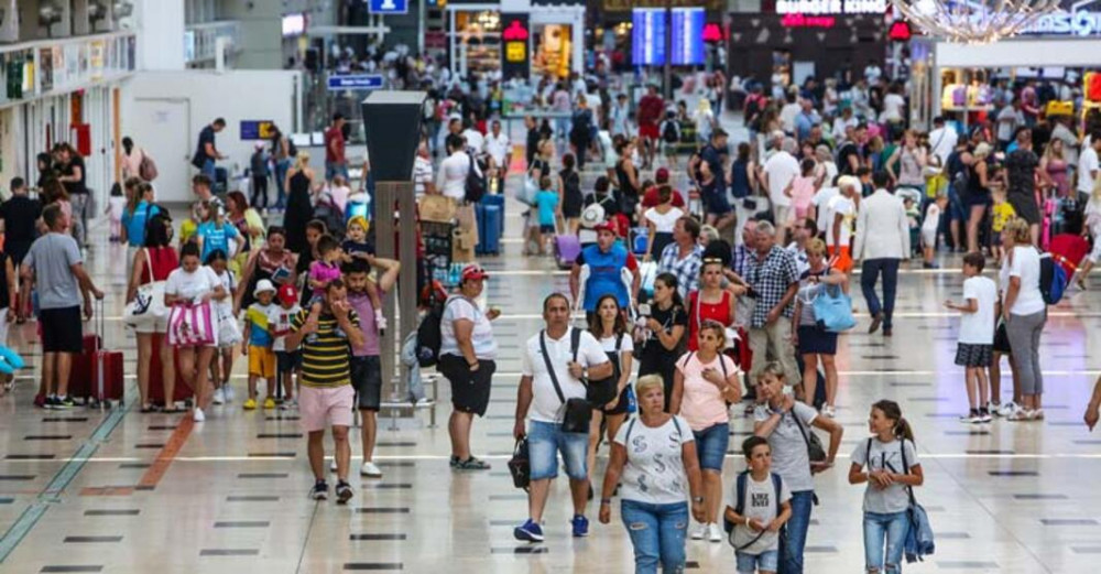 Avrupa hava sahasını kapattı: Türkiye'de Rus turist için rekor beklentisi