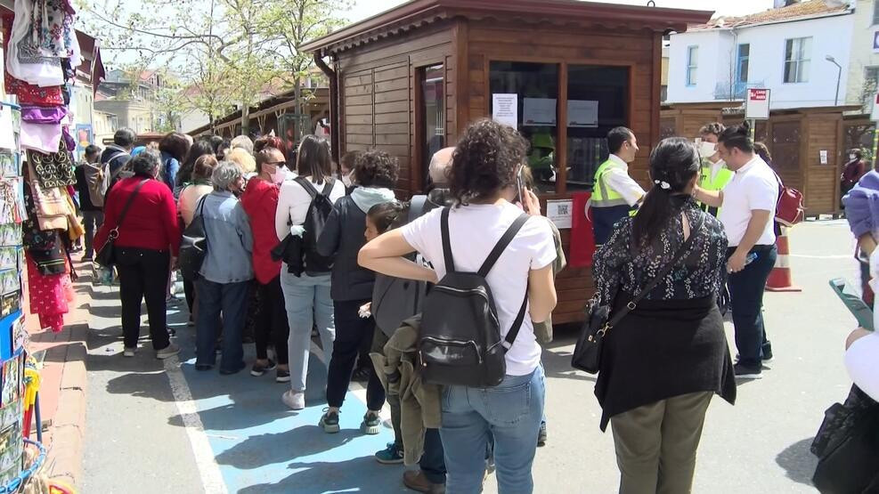 Büyükada'da kuyruk: Bir yıldır bugünü bekledik!