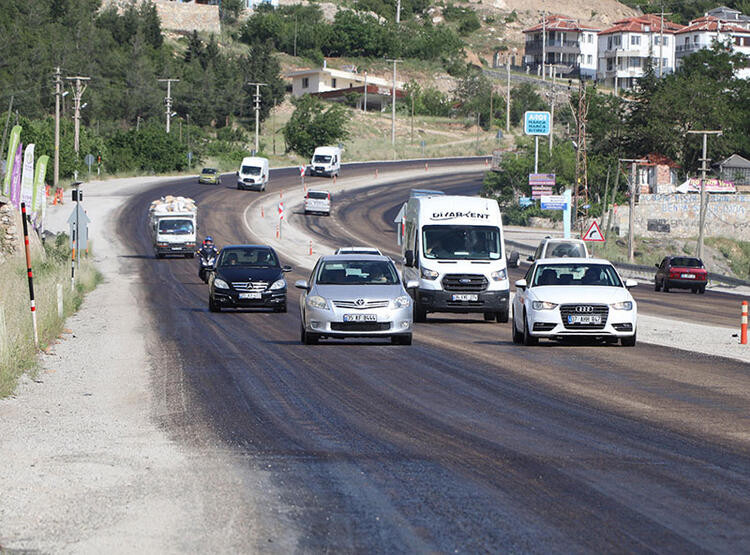 Sıcak hava asfalt eritti: Ayakkabılar yola yapıştı!