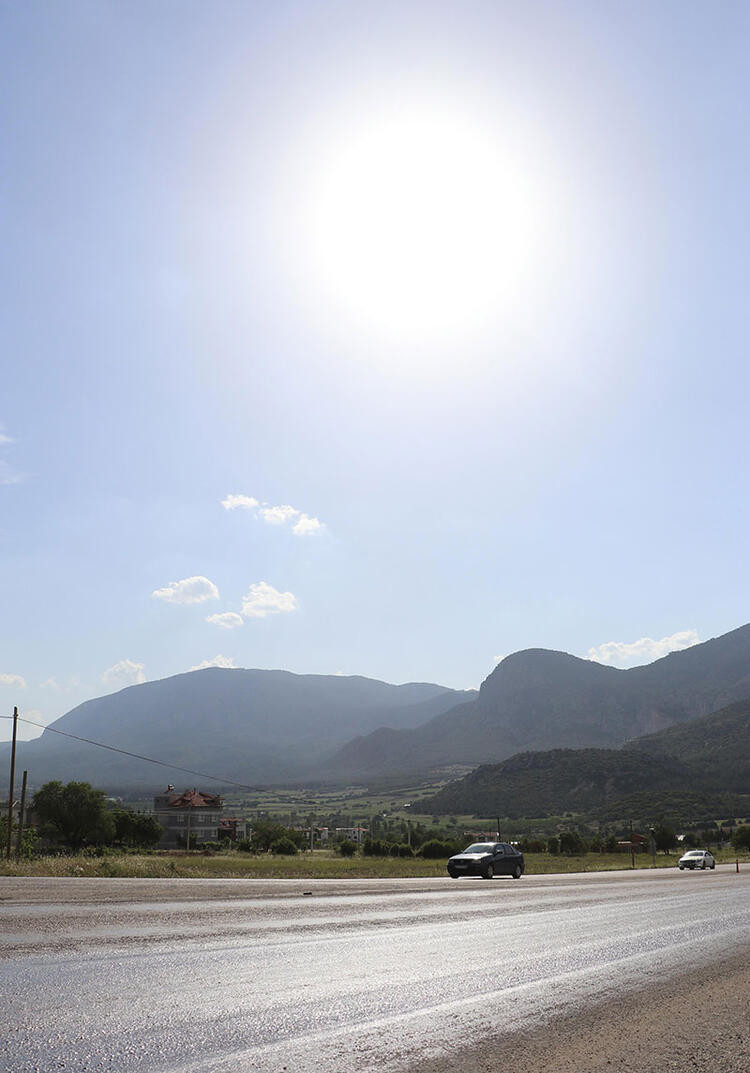 Sıcak hava asfalt eritti: Ayakkabılar yola yapıştı!