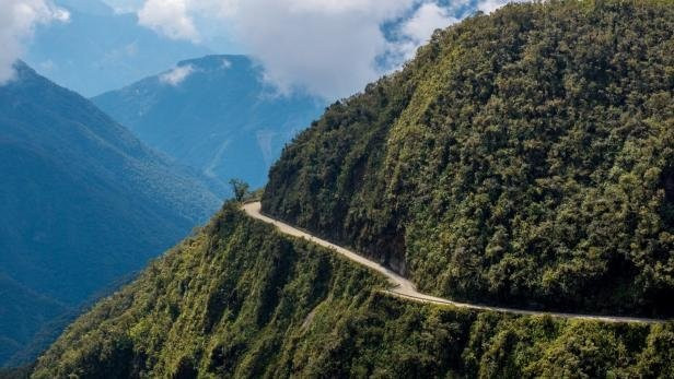 Israrla geçmeye çalışıyorlar: Dünyanın en tehlikeli yolu!