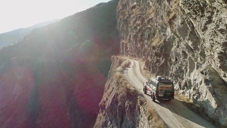 Israrla geçmeye çalışıyorlar: Dünyanın en tehlikeli yolu!