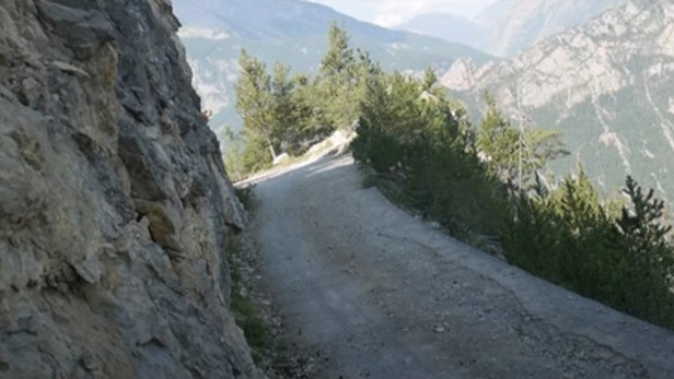 Israrla geçmeye çalışıyorlar: Dünyanın en tehlikeli yolu!