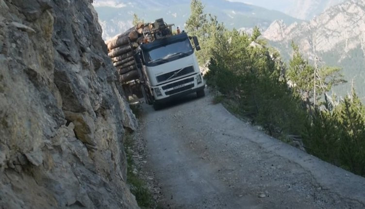 Israrla geçmeye çalışıyorlar: Dünyanın en tehlikeli yolu!