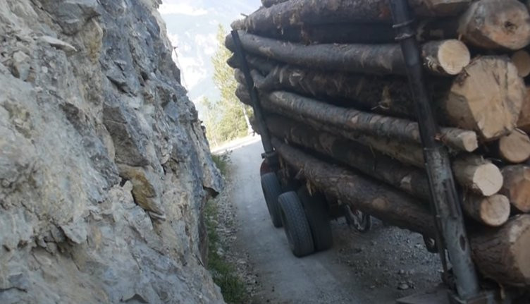 Israrla geçmeye çalışıyorlar: Dünyanın en tehlikeli yolu!