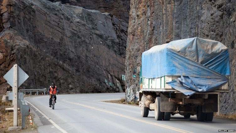 Israrla geçmeye çalışıyorlar: Dünyanın en tehlikeli yolu!