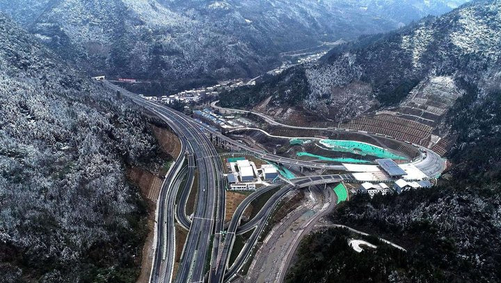 Israrla geçmeye çalışıyorlar: Dünyanın en tehlikeli yolu!