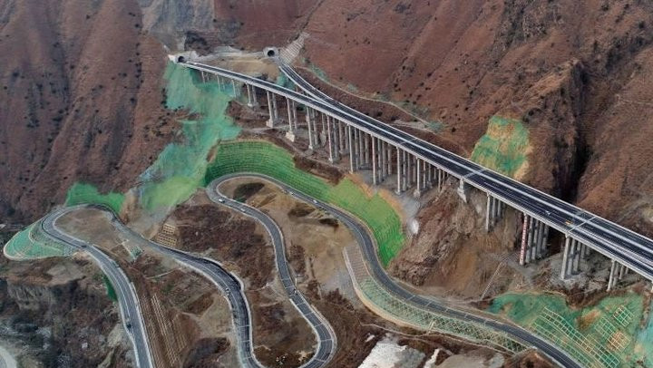 Israrla geçmeye çalışıyorlar: Dünyanın en tehlikeli yolu!