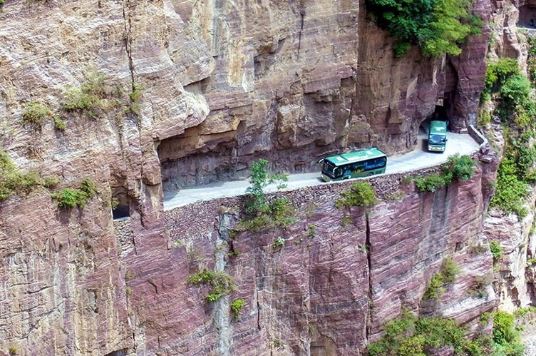 Israrla geçmeye çalışıyorlar: Dünyanın en tehlikeli yolu!