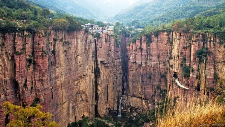 Israrla geçmeye çalışıyorlar: Dünyanın en tehlikeli yolu!