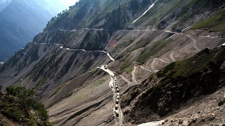 Israrla geçmeye çalışıyorlar: Dünyanın en tehlikeli yolu!