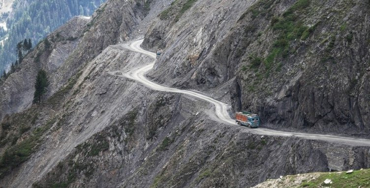 Israrla geçmeye çalışıyorlar: Dünyanın en tehlikeli yolu!