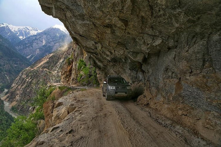 Israrla geçmeye çalışıyorlar: Dünyanın en tehlikeli yolu!