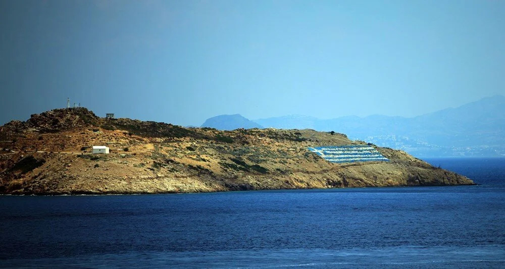 Türkiye'ye 8 km mesafede: Ege adasındaki silahlar görüntülendi!