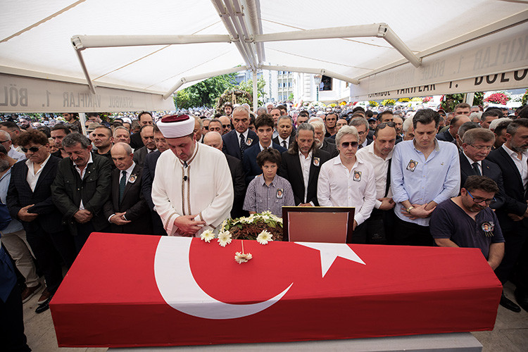 Usta oyuncu Cüneyt Arkın son yolculuğuna uğurlandı