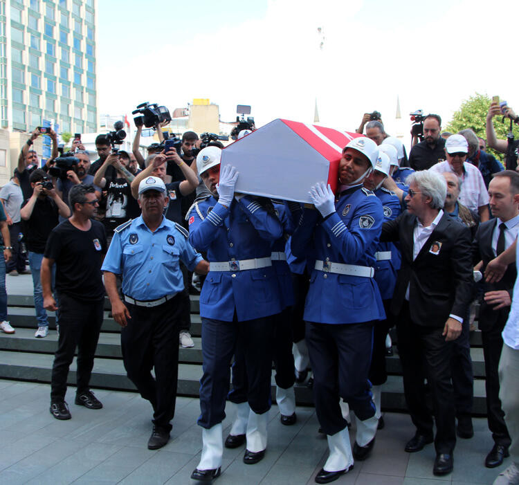 Usta oyuncu Cüneyt Arkın son yolculuğuna uğurlandı