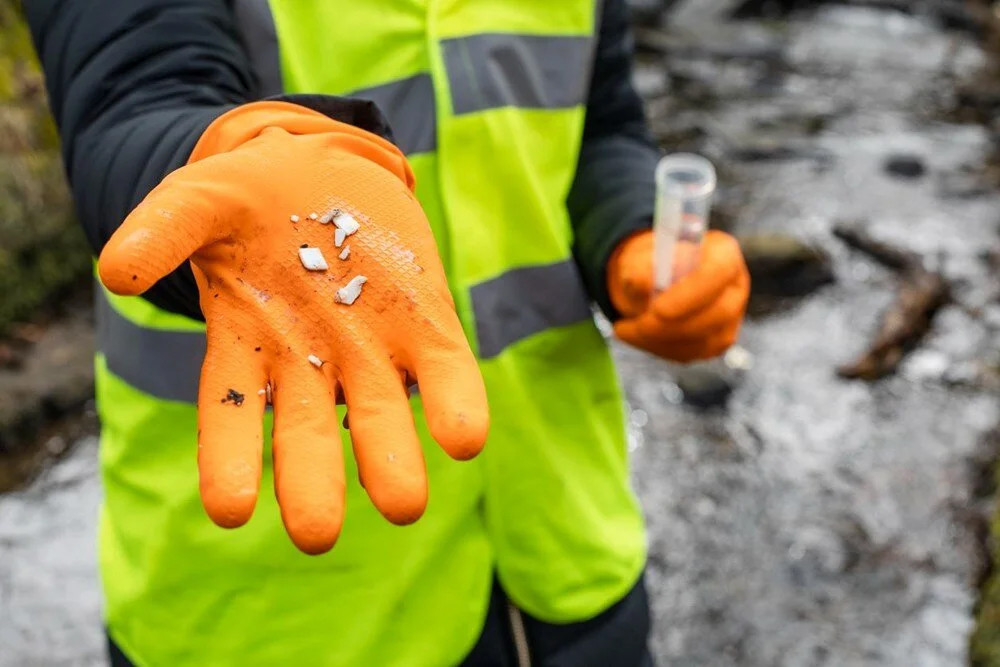 Dünya alarmda: Karla karışık mikroplastik yağdı!