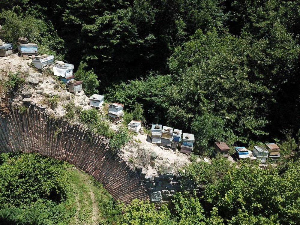 Görüntüler tepki topladı: Taşları söküp kovan koydular!