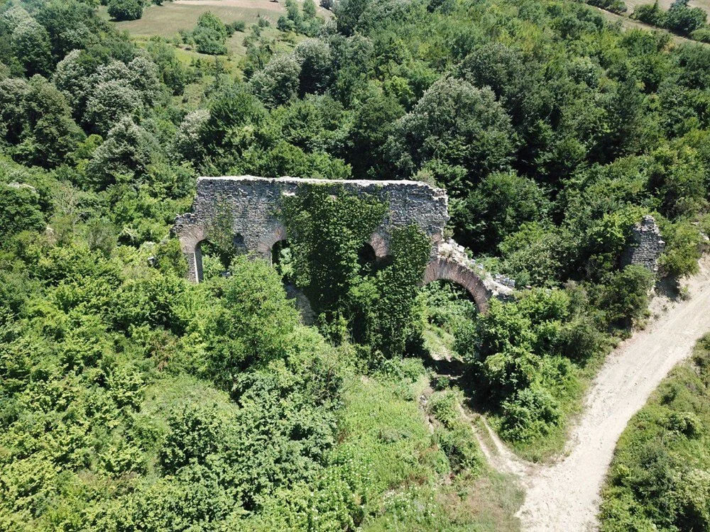 Görüntüler tepki topladı: Taşları söküp kovan koydular!