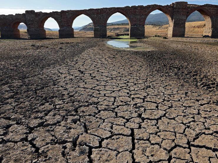 Avrupa'da kabus senaryosu: Nehirler kurudu, toprak çatladı!