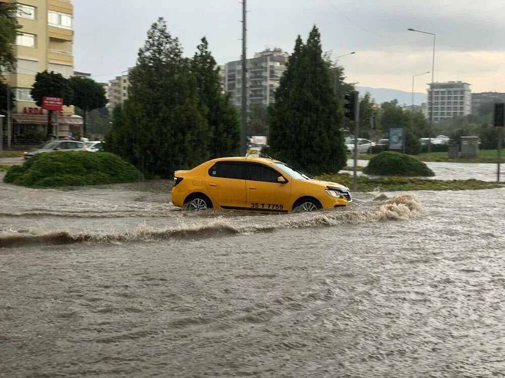 Sağanak ve dolu yağışı hayatı felç etti