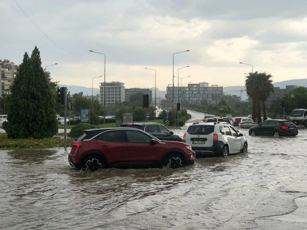 Sağanak ve dolu yağışı hayatı felç etti