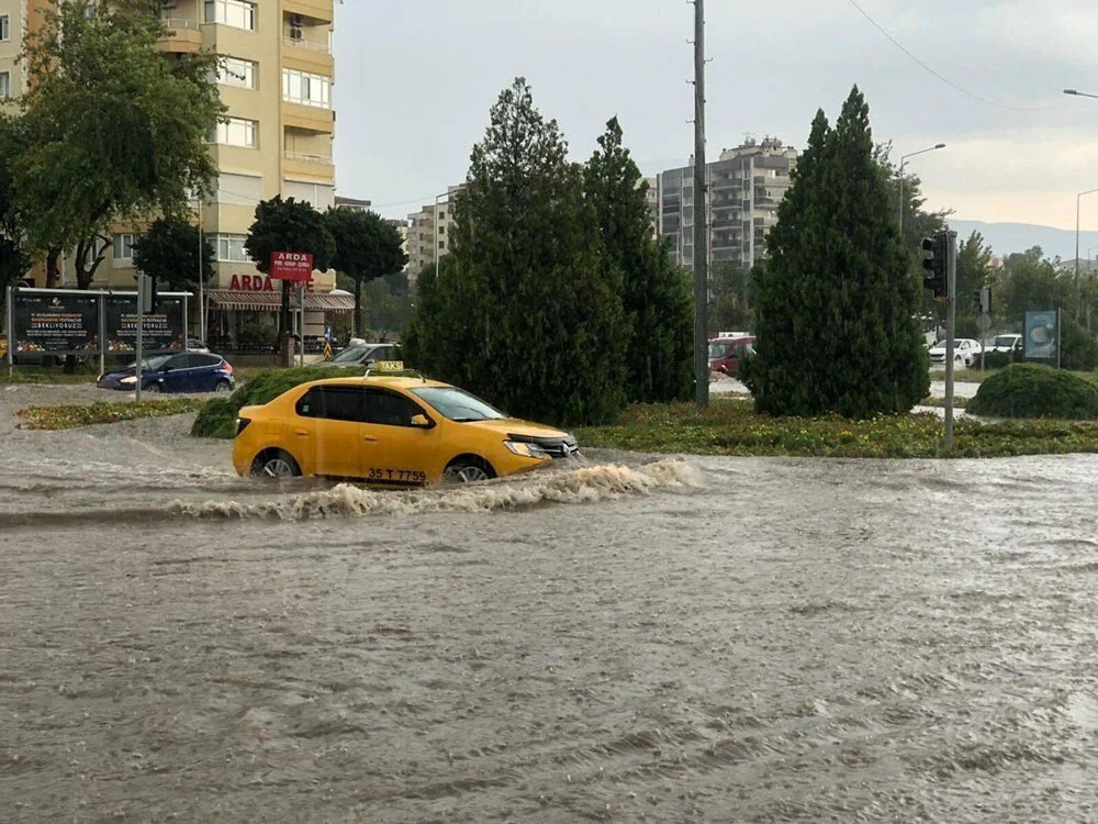 Sağanak ve dolu yağışı hayatı felç etti