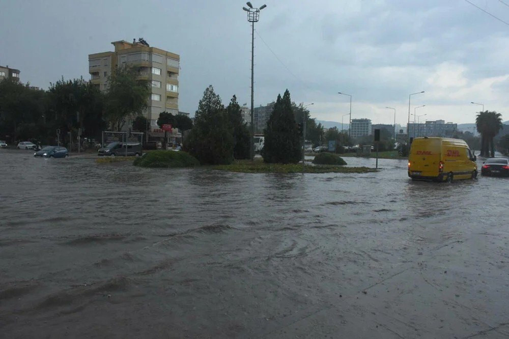 Sağanak ve dolu yağışı hayatı felç etti