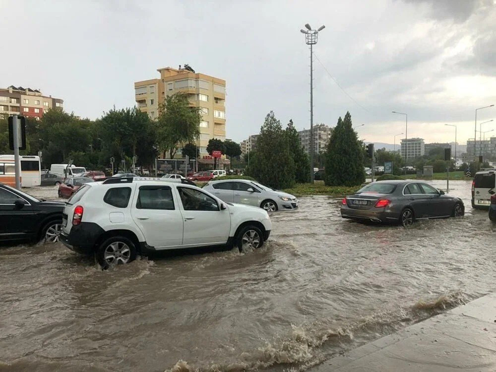 Sağanak ve dolu yağışı hayatı felç etti