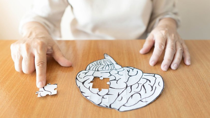 Alzheimer seneler öncesinden işaret veriyor: İşte erken dönem belirtileri!