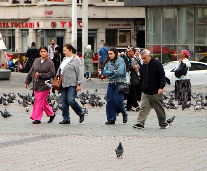 Sıcaklık düştü... İstanbul'da montlar dolaptan çıktı!