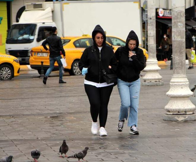 Sıcaklık düştü... İstanbul'da montlar dolaptan çıktı!