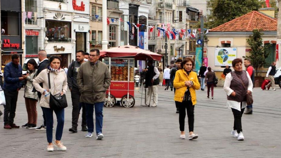 Sıcaklık düştü... İstanbul'da montlar dolaptan çıktı!