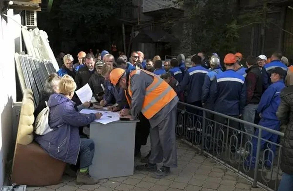 Rus askerleri kapı kapı dolaşıp oy topluyor!