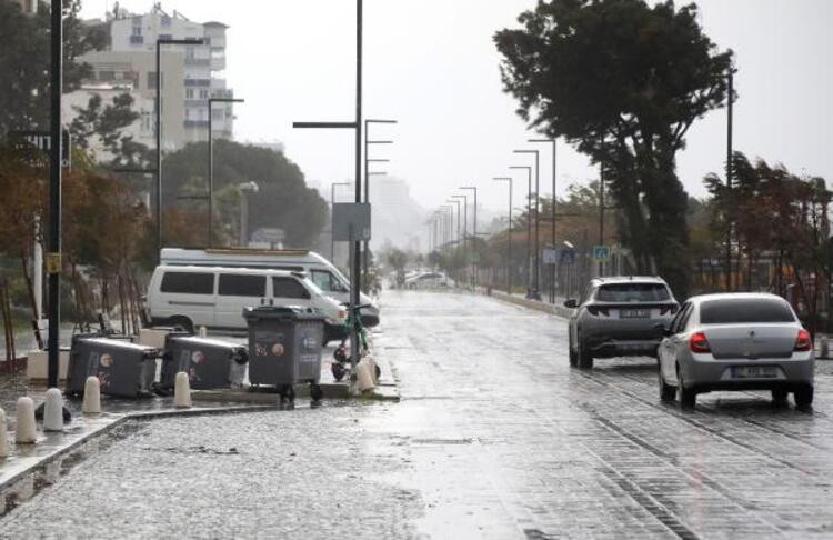 Meteoroloji uyarmıştı: Yağmur ve fırtına hayatı felç etti!