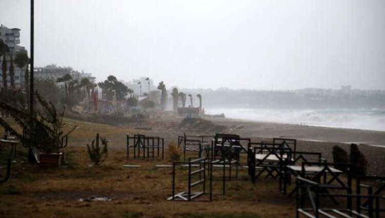 Meteoroloji uyarmıştı: Yağmur ve fırtına hayatı felç etti!