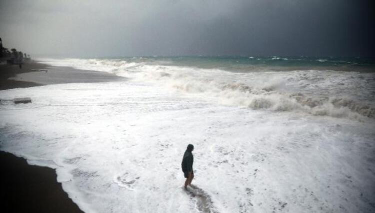 Meteoroloji uyarmıştı: Yağmur ve fırtına hayatı felç etti!