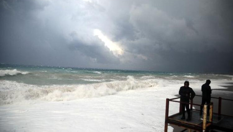 Meteoroloji uyarmıştı: Yağmur ve fırtına hayatı felç etti!