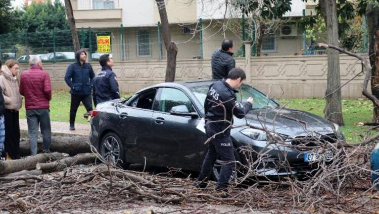 Meteoroloji uyarmıştı: Yağmur ve fırtına hayatı felç etti!