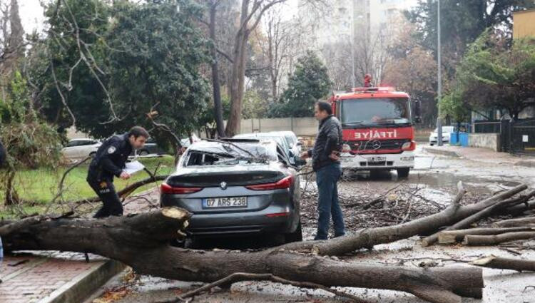 Meteoroloji uyarmıştı: Yağmur ve fırtına hayatı felç etti!